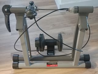 Entrenador de rodillos indoor. Bicicleta
