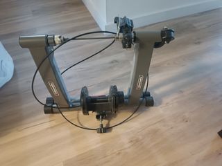 Entrenador de rodillos indoor. Bicicleta