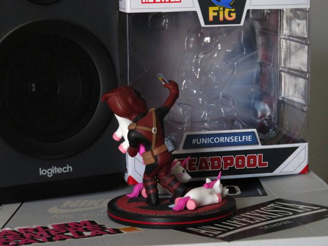 Deadpool Unicornio Selfie - Quantum Mechanix