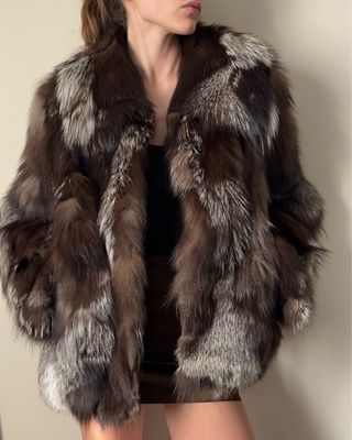 abrigo de piel de zorro plateado