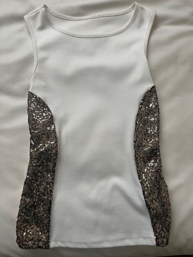 Camiseta brillos dorados