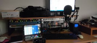 Mesa estudio radio, grabación.
