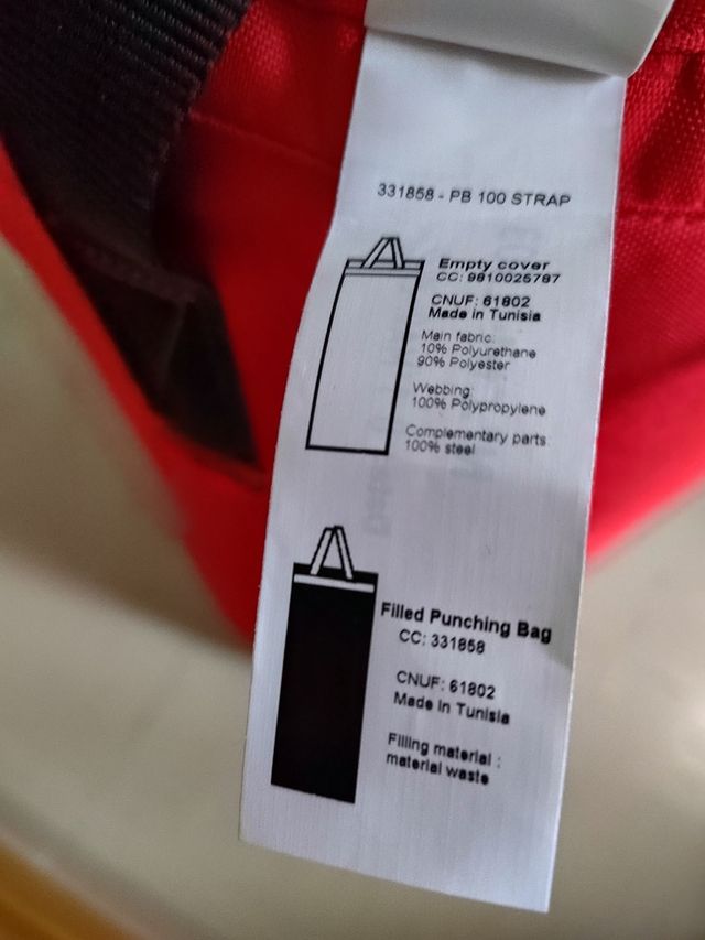 Saco de boxeo y guantes