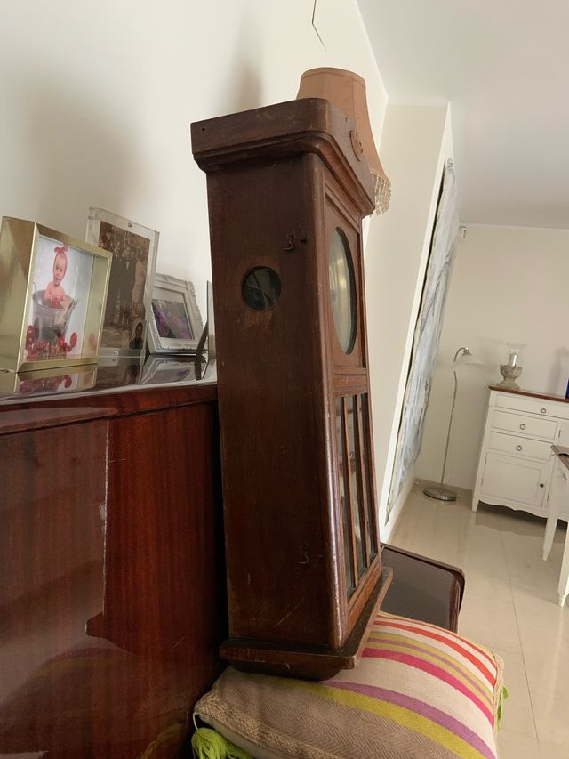 Relógio de parede antigo com pêndulo