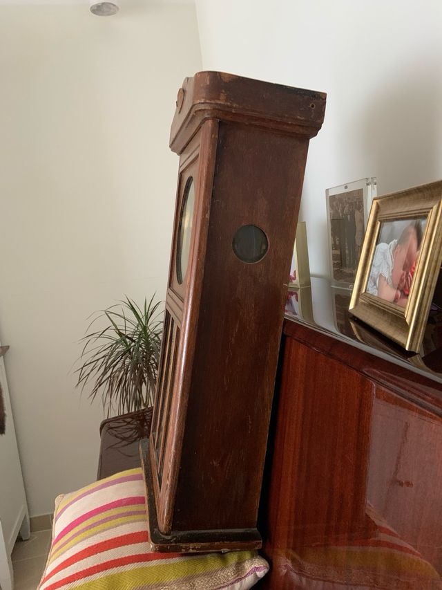 Relógio de parede antigo com pêndulo