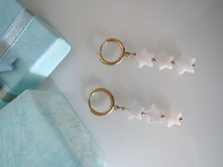 PENDIENTES DE ACERO DORADO Y NACAR