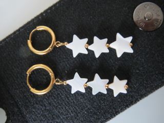 PENDIENTES DE ACERO DORADO Y NACAR