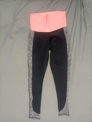 Leggins y camiseta de tirantes negro