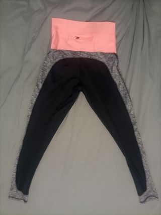 Leggins y camiseta de tirantes negro