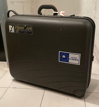 Maleta rígida.