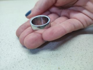 Anillo acero negro brillante con relieve