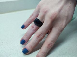 Anillo acero negro brillante con relieve