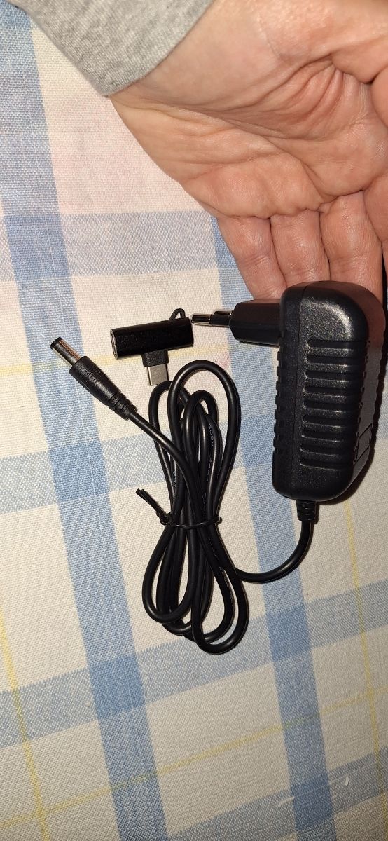 Fuente de alimentación Axil 5V y multitoma USB C