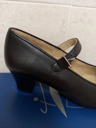 ZAPATOS DE SEVILLANAS NEGROS