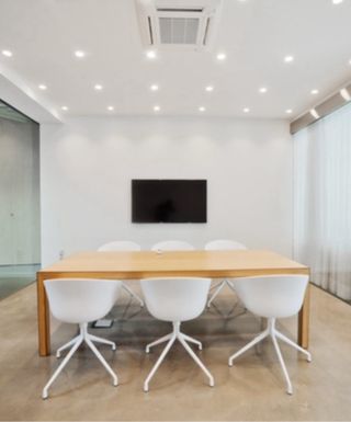 Sillas blancas de Hee Welling y Hay