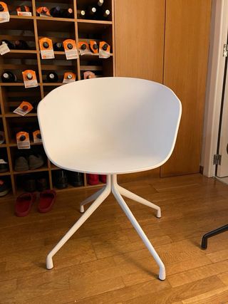 Sillas blancas de Hee Welling y Hay