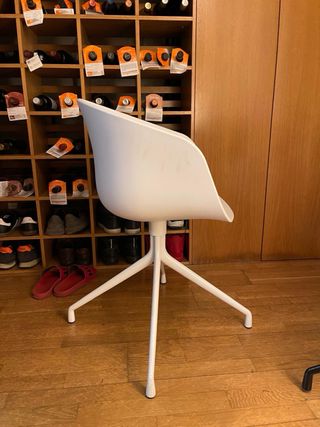 Sillas blancas de Hee Welling y Hay