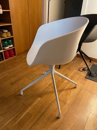 Sillas blancas de Hee Welling y Hay