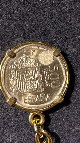 Llavero de metal con baño de oro. 500 pesetas.