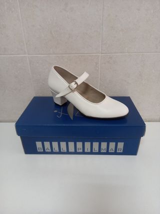 ZAPATOS DE SEVILLANAS BLANCOS 