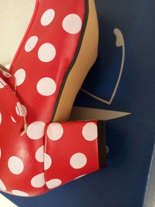 ZAPATOS DE SEVILLANAS ROJOS CON LUNARES
