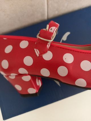ZAPATOS DE SEVILLANAS ROJOS CON LUNARES