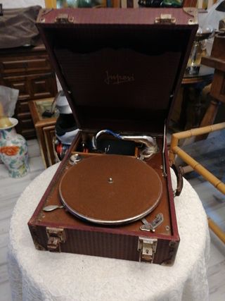 Gramola de maleta antigua