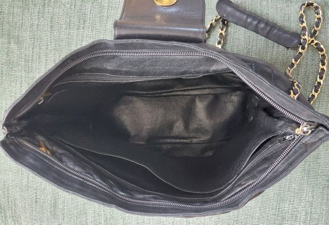 BOLSO PIEL COLOR NEGRO. CAPITONÉ.