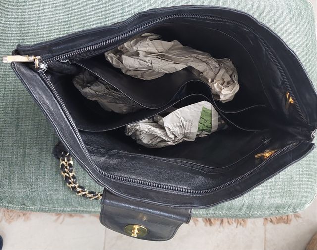 BOLSO PIEL COLOR NEGRO. CAPITONÉ.