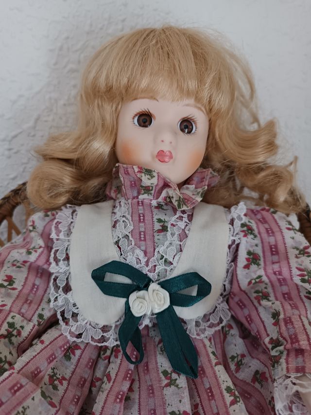 Muñeca de coleccion + sillon