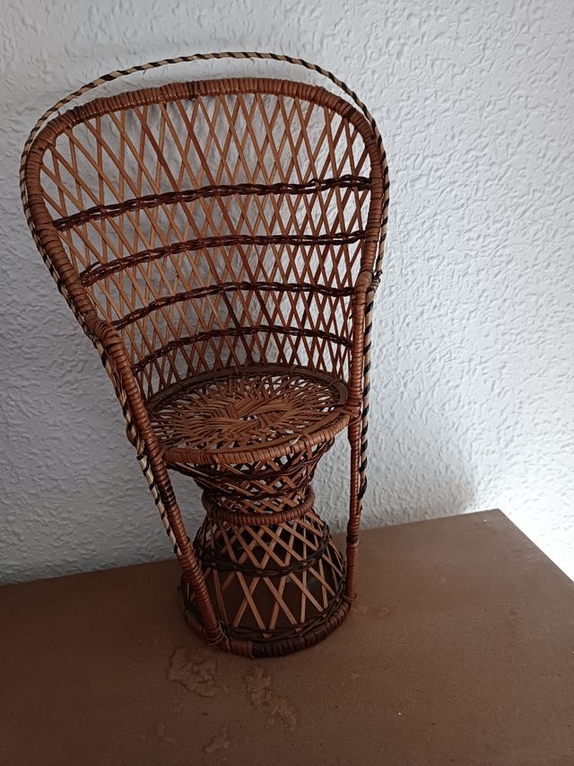 Muñeca de coleccion + sillon