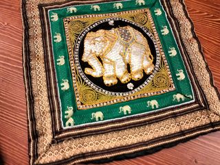 Cojín con colgante de tres bolsillos