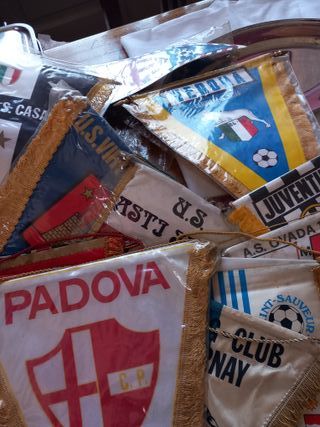 n. 22 gagliardetti squadre calcio