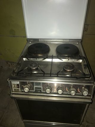 Cucina a gas ed elettrica. 4 fuochi.