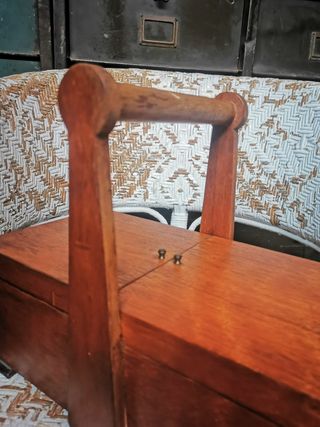Antiguo costurero de madera