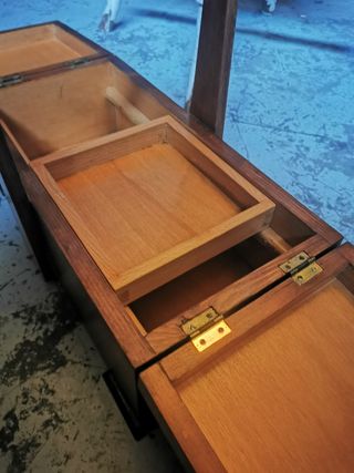 Antiguo costurero de madera