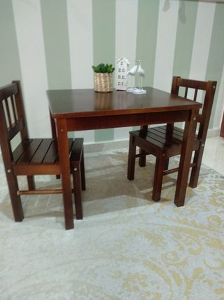 Juego de mesa y sillas de madera.De Ikea