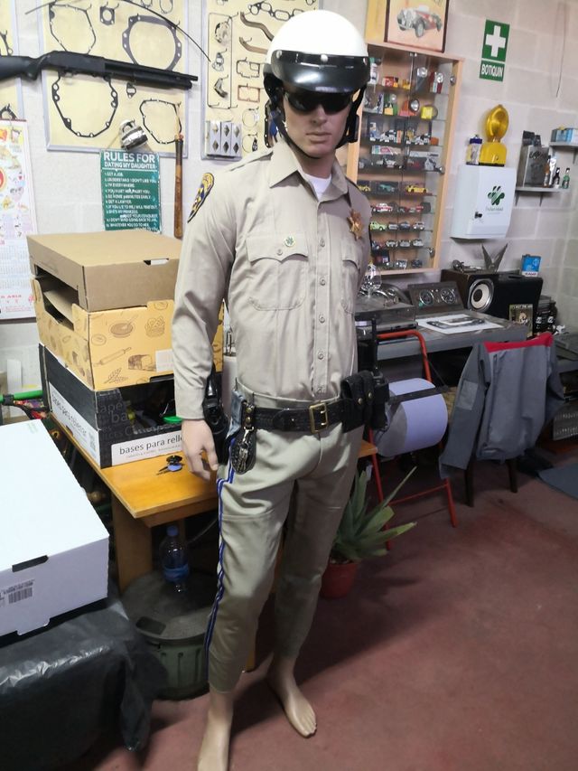 Manequim e vestuário da Patrulha Rodoviária da Califórnia