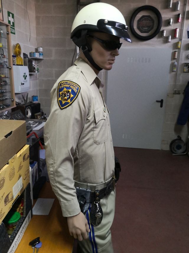 Manequim e vestuário da Patrulha Rodoviária da Califórnia