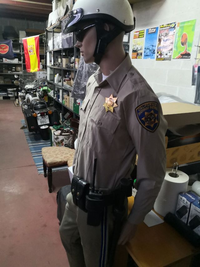 Manequim e vestuário da Patrulha Rodoviária da Califórnia