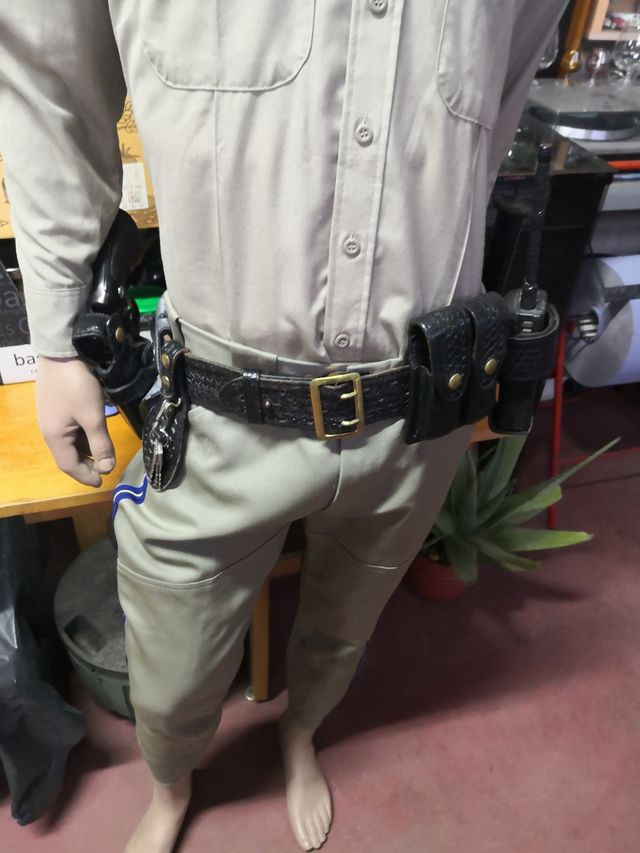 Manequim e vestuário da Patrulha Rodoviária da Califórnia