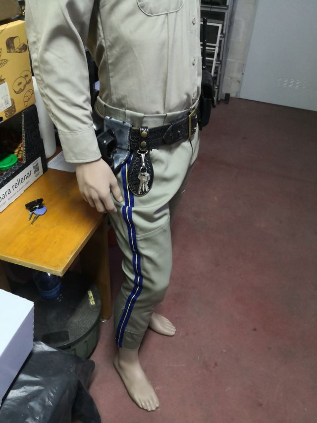 Manequim e vestuário da Patrulha Rodoviária da Califórnia