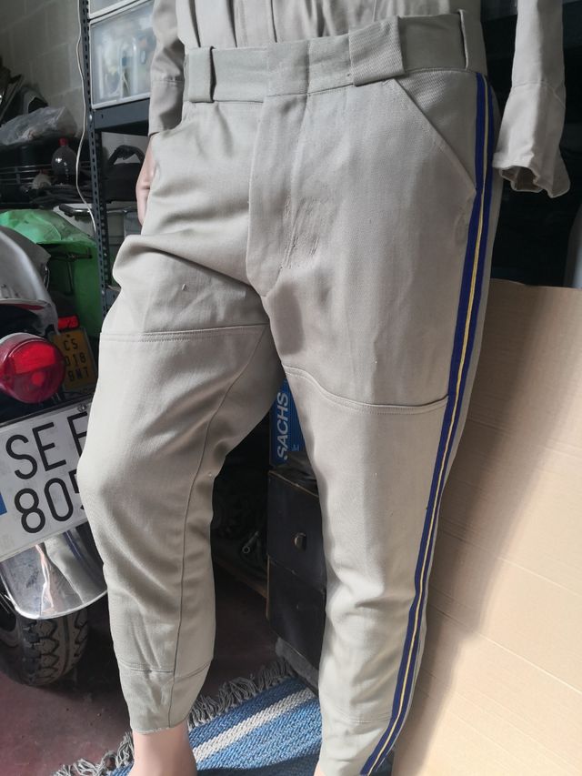 Manequim e vestuário da Patrulha Rodoviária da Califórnia