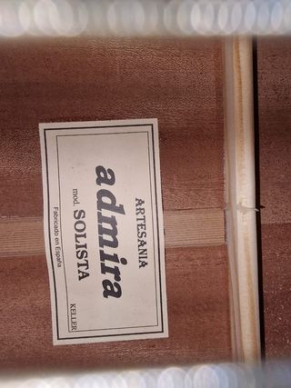 Guitarra española junto con funda