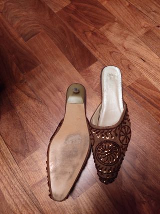 Zapatos mules marrones abalorios y lent.
