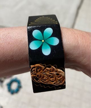 Bracciale in legno decorato a mano