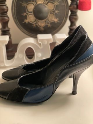 ZAPATO YACÓN NEGRO Y AZUL