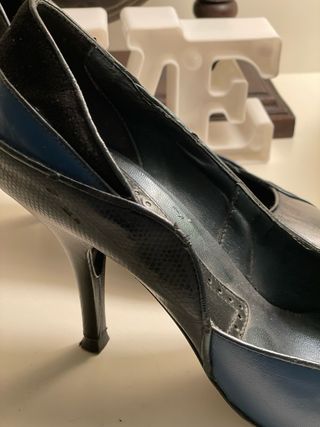 ZAPATO YACÓN NEGRO Y AZUL