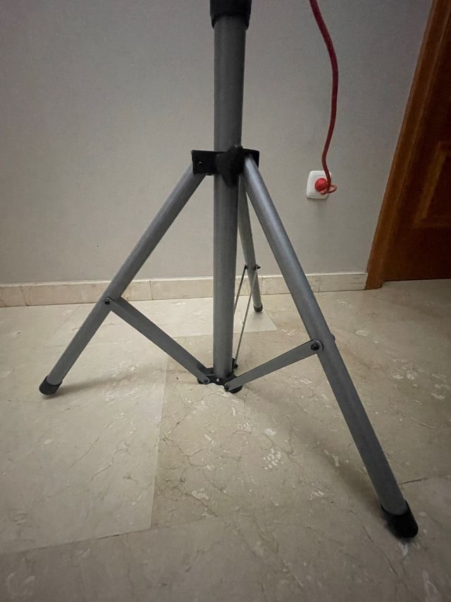 LED TRIPOD PROJECTOR