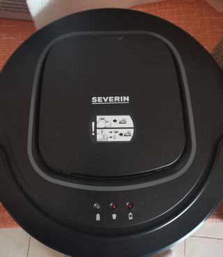 Aspirapolvere robot Severin di colore nero.